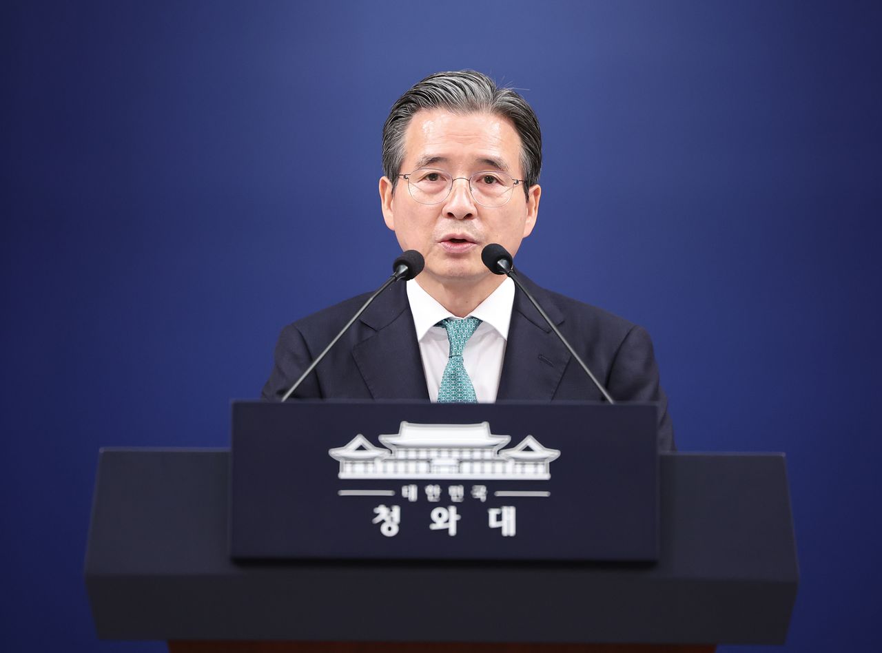김용범 정책실장이 지난달 22일 청와대 춘추관에서 대통령 순방 일정 관련 브리핑을 하고 있다. 뉴스1