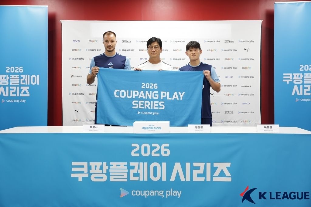 팀 K리그 이동경과 정정용 감독, 무고사(오른쪽부터). 사진 프로축구연맹