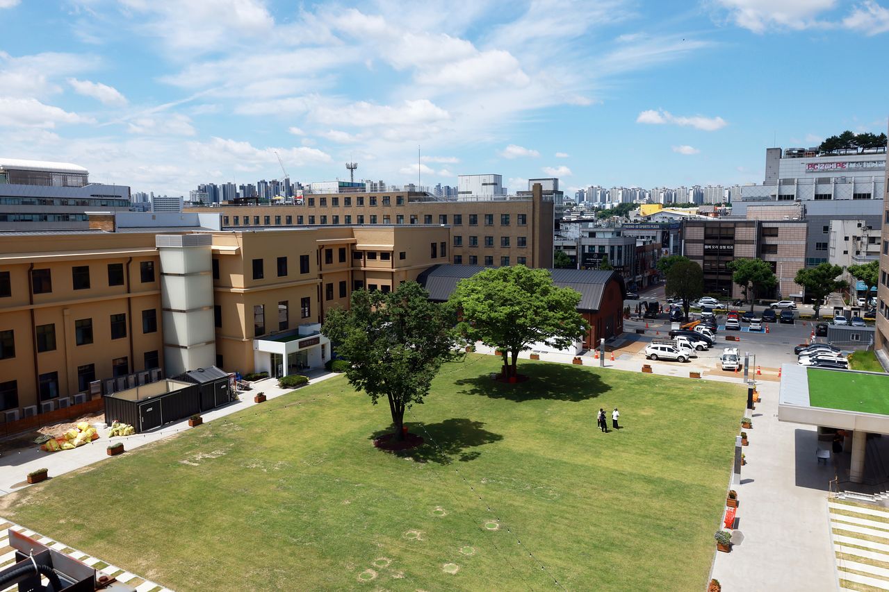 충북도는 본관 뒤편에 있는 주차장을 잔디광장으로 바꾸고 문화예술 공간으로 활용하고 있다. 사진 충북도