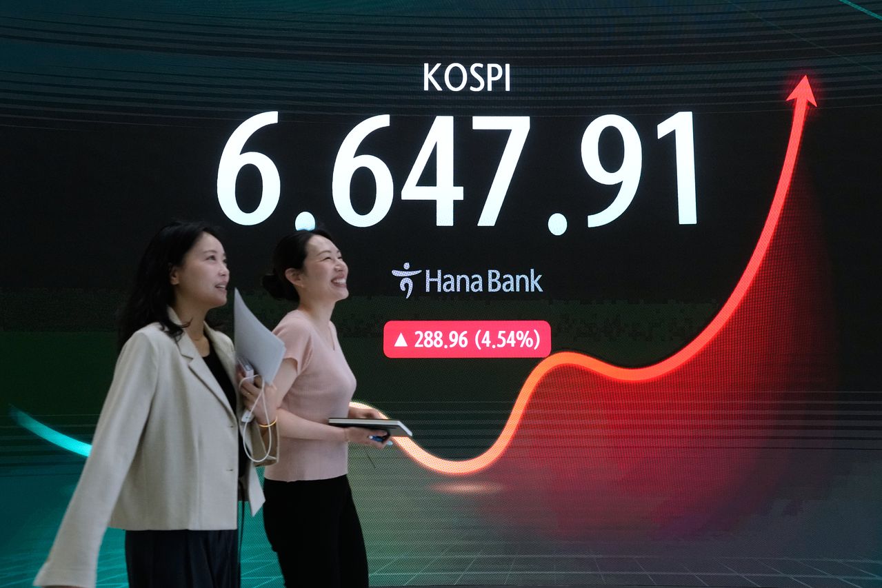 5일 하나은행 외환거래실에 코스피 지수가 표시되고 있다. AP=연합뉴스