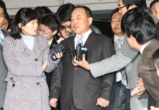 2008년 12월 10일 박연차 태광실업 회장이 탈세 등 혐의로 검찰 조사를 받은 뒤 대검찰청을 나서고 있다. 그는 2020년 별세했다. 중앙포토