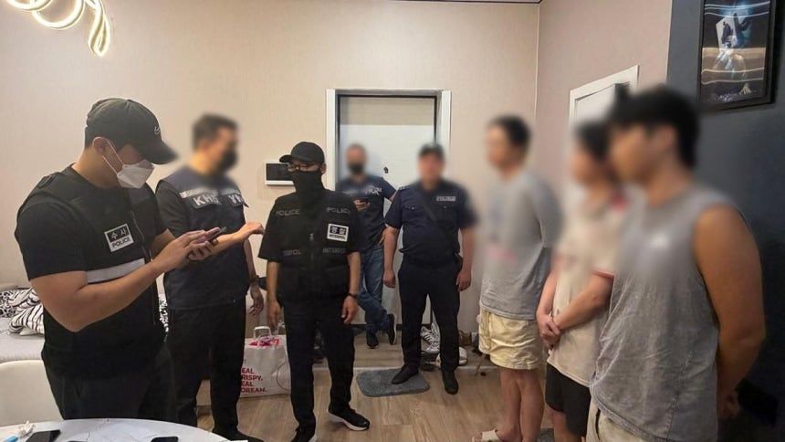 경찰청은 5일 ‘초국가범죄 특별대응 태스크포스(TF)’가 지난달 23일 알마티에서 한국인 스캠 조직원 14명을 검거하고 국내에 체류 중이던 소속 조직원 5명 등 총 19명을 검거했다고 밝혔다. 사진 경찰청