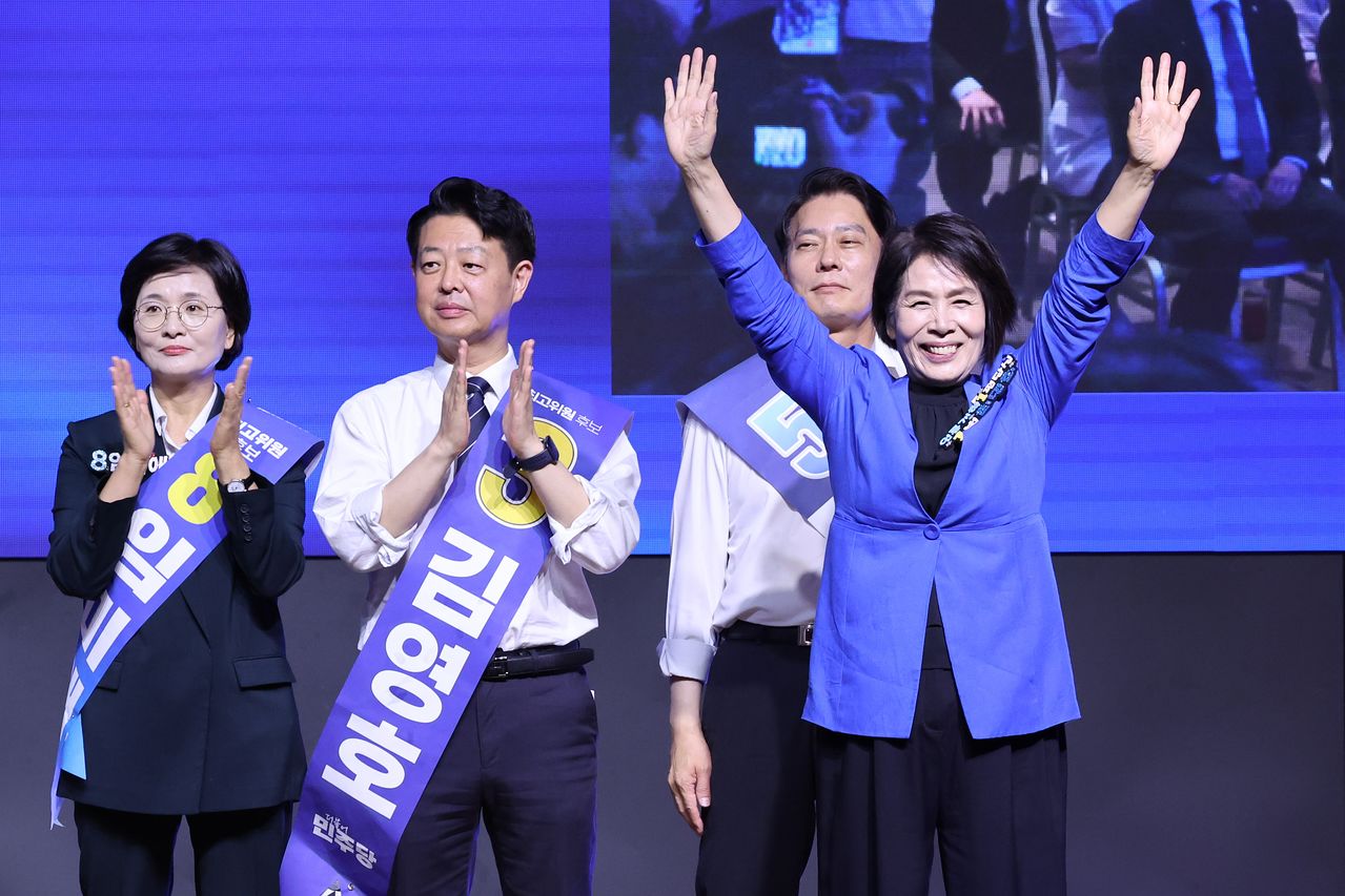 (대전=뉴스1) 신웅수 기자 = 최민희 더불어민주당 최고위원 후보가 1일 대전 유성구 대전컨벤션센터에서 열린 당대표·최고위원 합동연설회에서 당원들에게 인사하고 있다. 2026.8.1/뉴스1