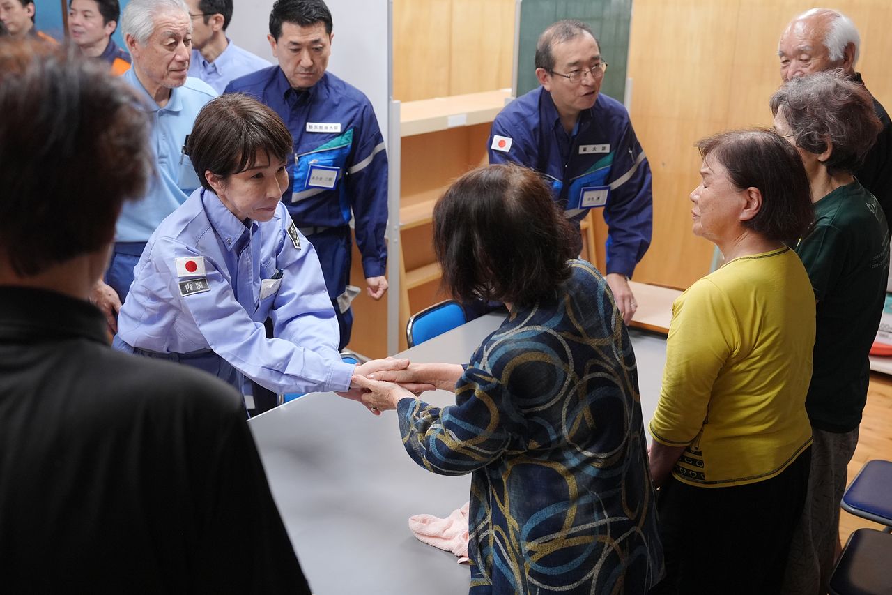 지난 3일 다카이치 사나에 일본 총리가 구마모토 지진 대피소를 찾아 주민들과 대화를 나누고 있다. EPA=연합뉴스