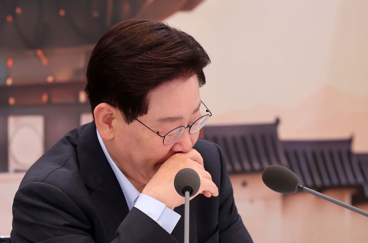이재명 대통령이 4일 청와대에서 열린 산업통상부, 지식재산처, 기후에너지환경부, 기상청, 원자력안전위원회의 업무보고에서 발언을 듣고 있다. 청와대사진기자단