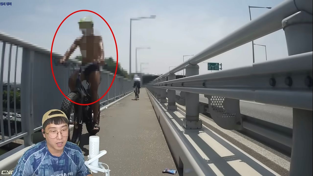 한강 일대 자전거도로에서 속옷 차림으로 자전거 라이딩을 즐기는 남성이 등장해 민폐 논란에 휩싸였다. 유튜브 캡처