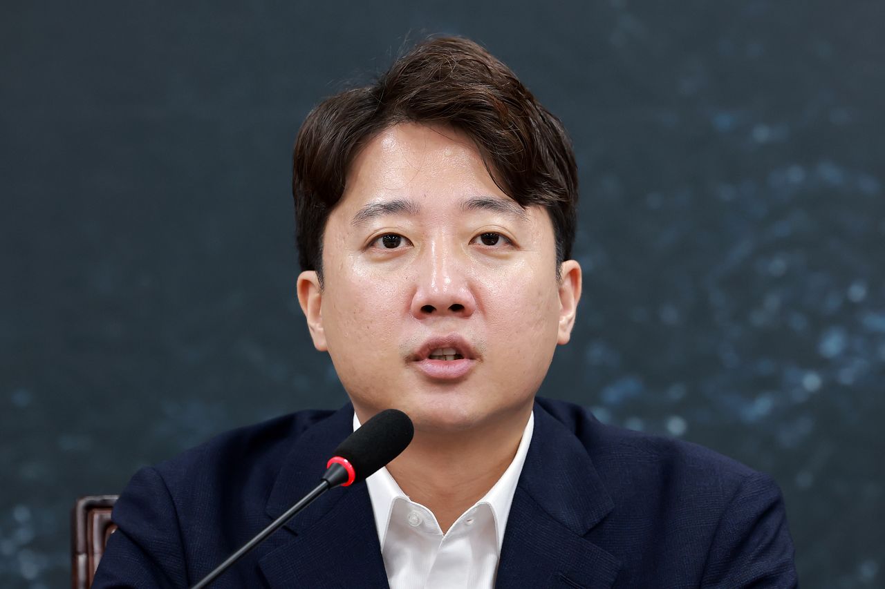 개혁신당 이준석 대표가 3일 국회에서 열린 최고위원회의에 참석해 발언하고 있다. 연합뉴스