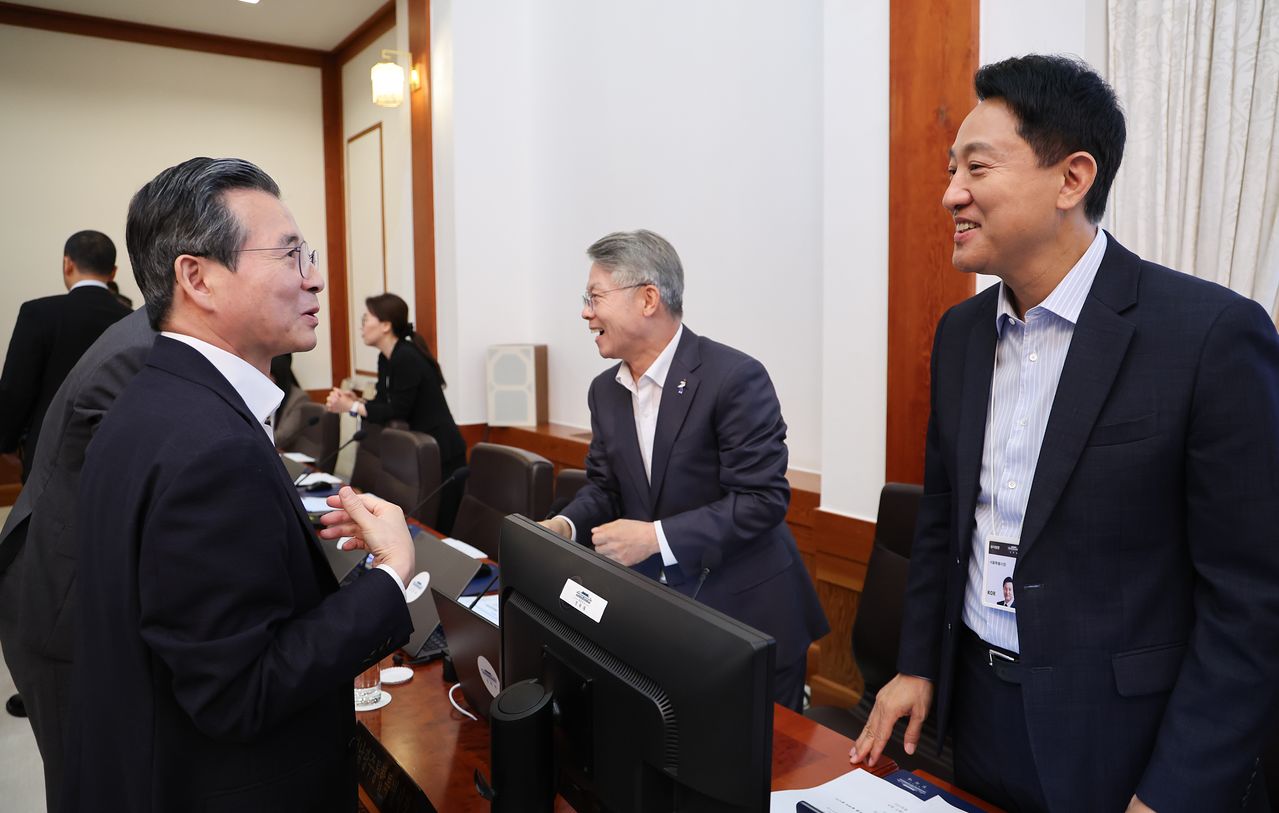 인사 나누는 오세훈 서울시장(오른쪽)과 김용범 청와대 정책실장. 연합뉴스