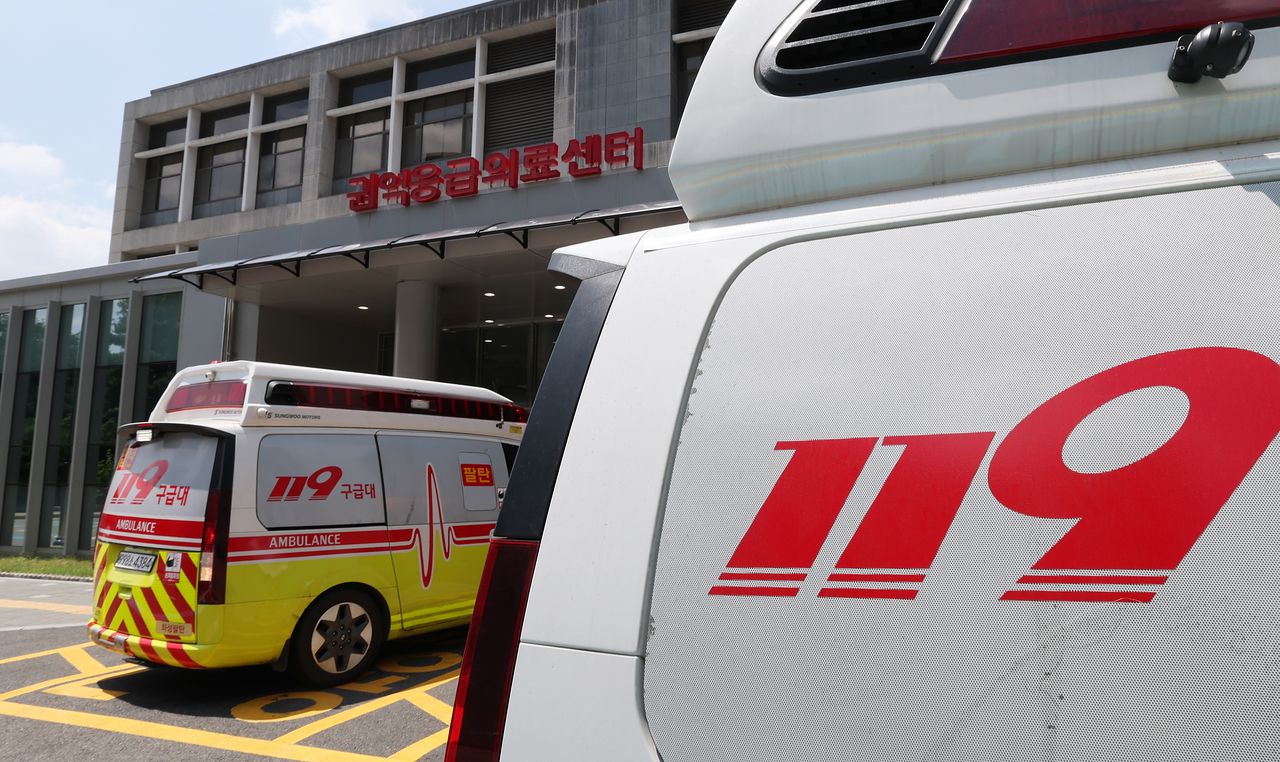 전국에 기록적인 폭염으로 인해 온열질환환자가 증가하고 있는 5일 경기 수원시의 한 대형병원 응급실에서 구급차가 분주하게 오가고 있다. 뉴스1