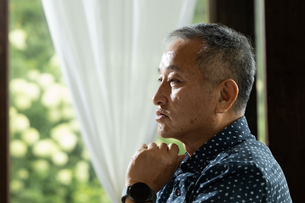 함민복 시인의 새 시집 제목 ‘물빛인쇄소’는 그가 지인 펜션에 지어준 이름이기도 하다. 함 시인은 “우리 삶과 생명이라는 것이 물빛이라고 생각했고, 생명체가 인쇄를 해서 또 하나의 물빛을 낳는 것, 이게 우리 삶 같았다”고 말했다. 그는 다른 펜션 이름도 지어줬는데 그 이름은 ‘달빛 커튼 드리운 바다’였다고 한다. 권혁재 사진전문기자