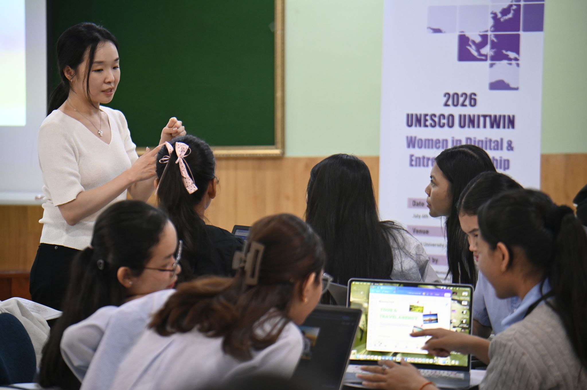 숙명여대 아태여성정보통신원이 캄보디아 왕립프놈펜대학교에서 '2026 디지털 및 창업 여성역량강화 교육'을 진행하고 있다. 