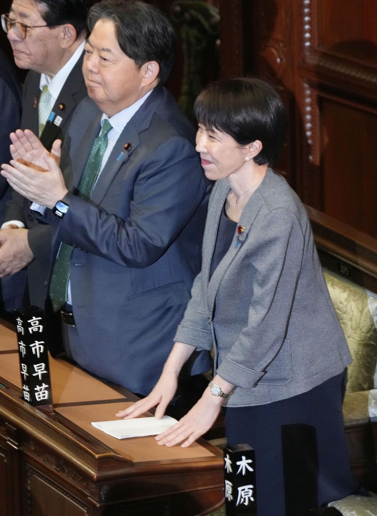 지난 4월 일본 국가정보국 설립 관련 법안이 국회 중의원을 통과하자 다카이치 사나에 총리가 인사하고 있다. 교도=연합뉴스