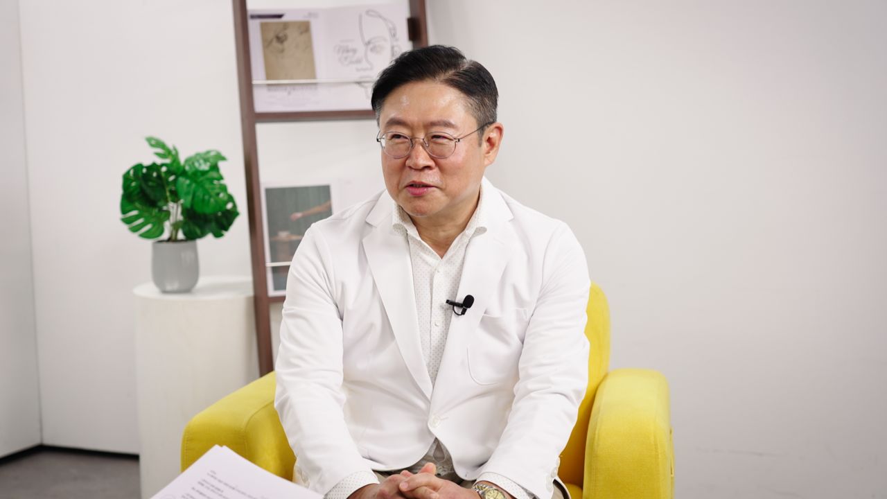 암을 극복한 한의사 한진우 원장이 뉴스페어링에서 인터뷰를 하고 있다. 