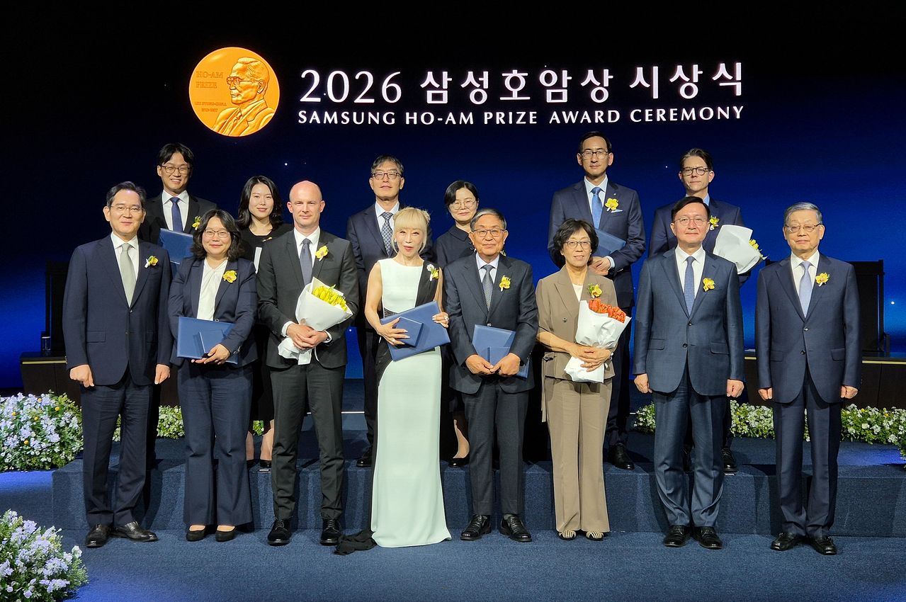 지난 6월 서울 중구 신라호텔에서 열린 '2026 삼성호암상 시상식'에서 이재용 삼성전자 회장(왼쪽 첫번째)과 수상자들. 사진 호암재단