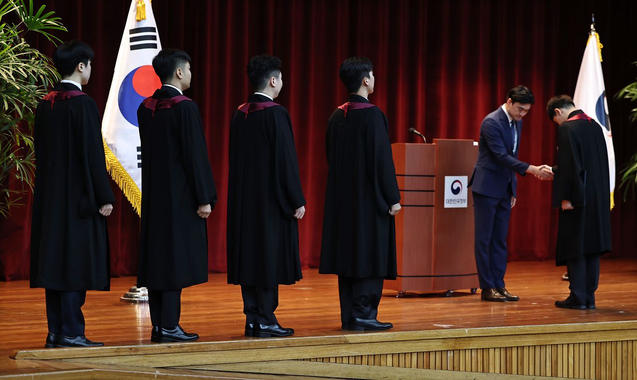 지난 3일 정부과천청사 법무부에서 신임 검사들이 임관식을 하고 있다. 연합뉴스