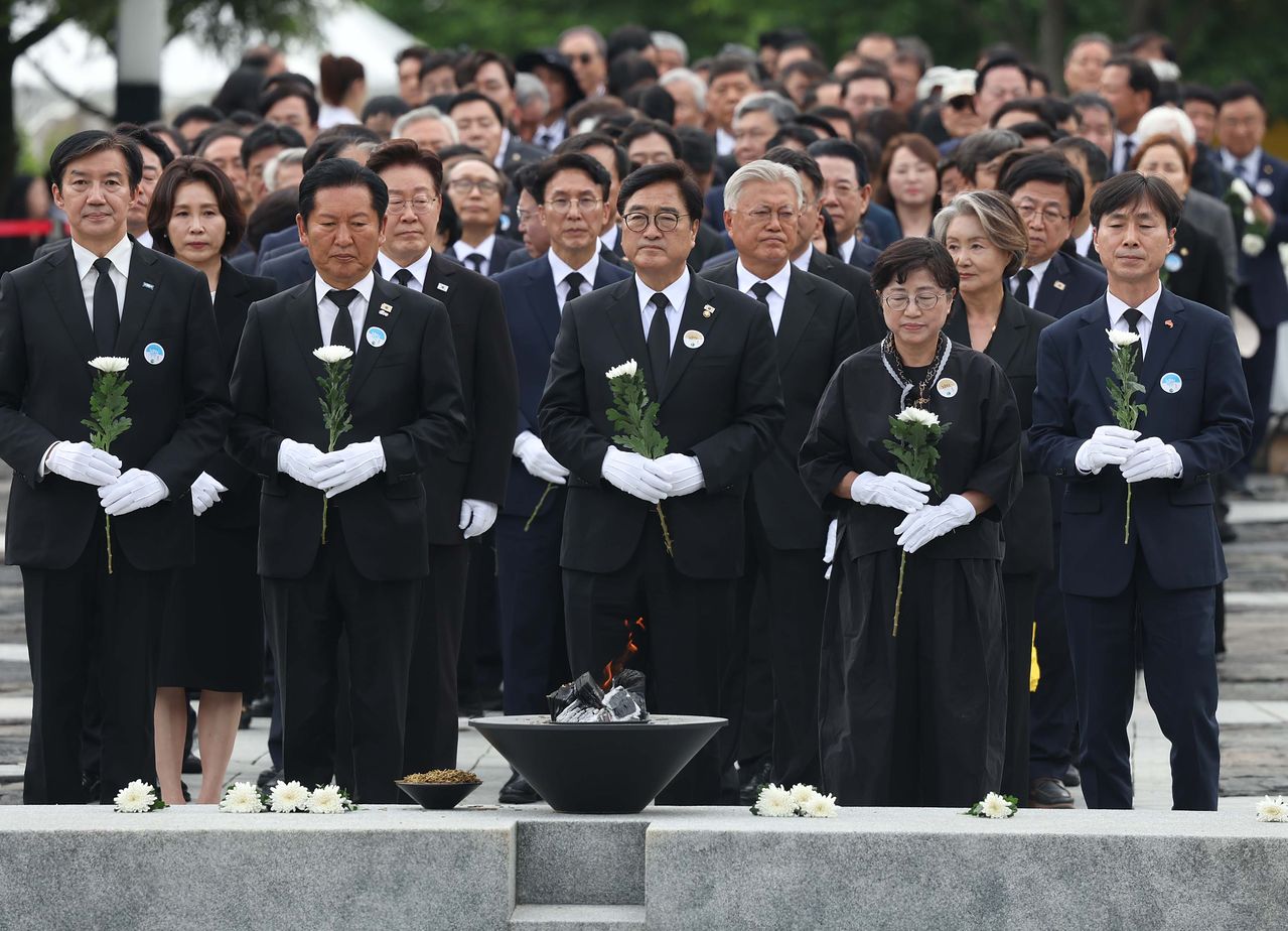 이재명 대통령, 문재인 전 대통령, 정청래 전 민주당 대표 등이 2026년 5월 23일 경남 김해 봉하마을에서 열린 고 노무현 전 대통령 서거 17주기 추도식을 마친 뒤 묘역을 참배하고 있다. 청와대사진기자단