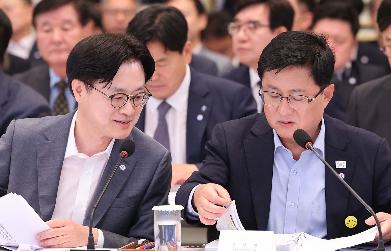 김정관 산업통상부 장관과 김성환 기후에너지환경부 장관이 4일 청와대에서 열린 산업통상부, 지식재산처, 기후에너지환경부, 기상청, 원자력안전위원회 업무보고에서 대화하고 있다. 청와대사진기자단