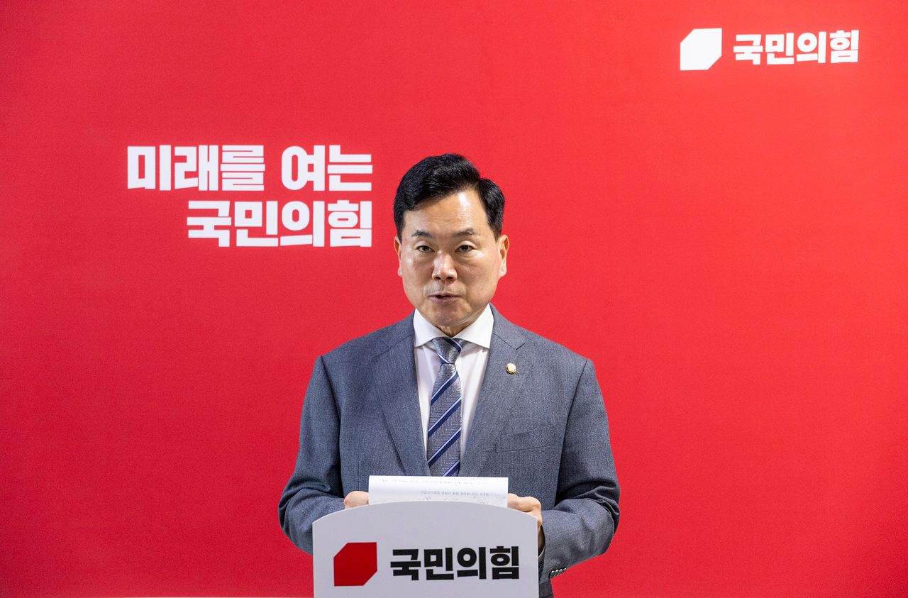 김승수 국민의힘 원내운영수석부대표가 5일 국회에서 선관위 특별검사를 선출하기 위해 구성되는 국민추천위원회 야당 몫 3인의 추천위원 발표를 하고 있다. 연합뉴스