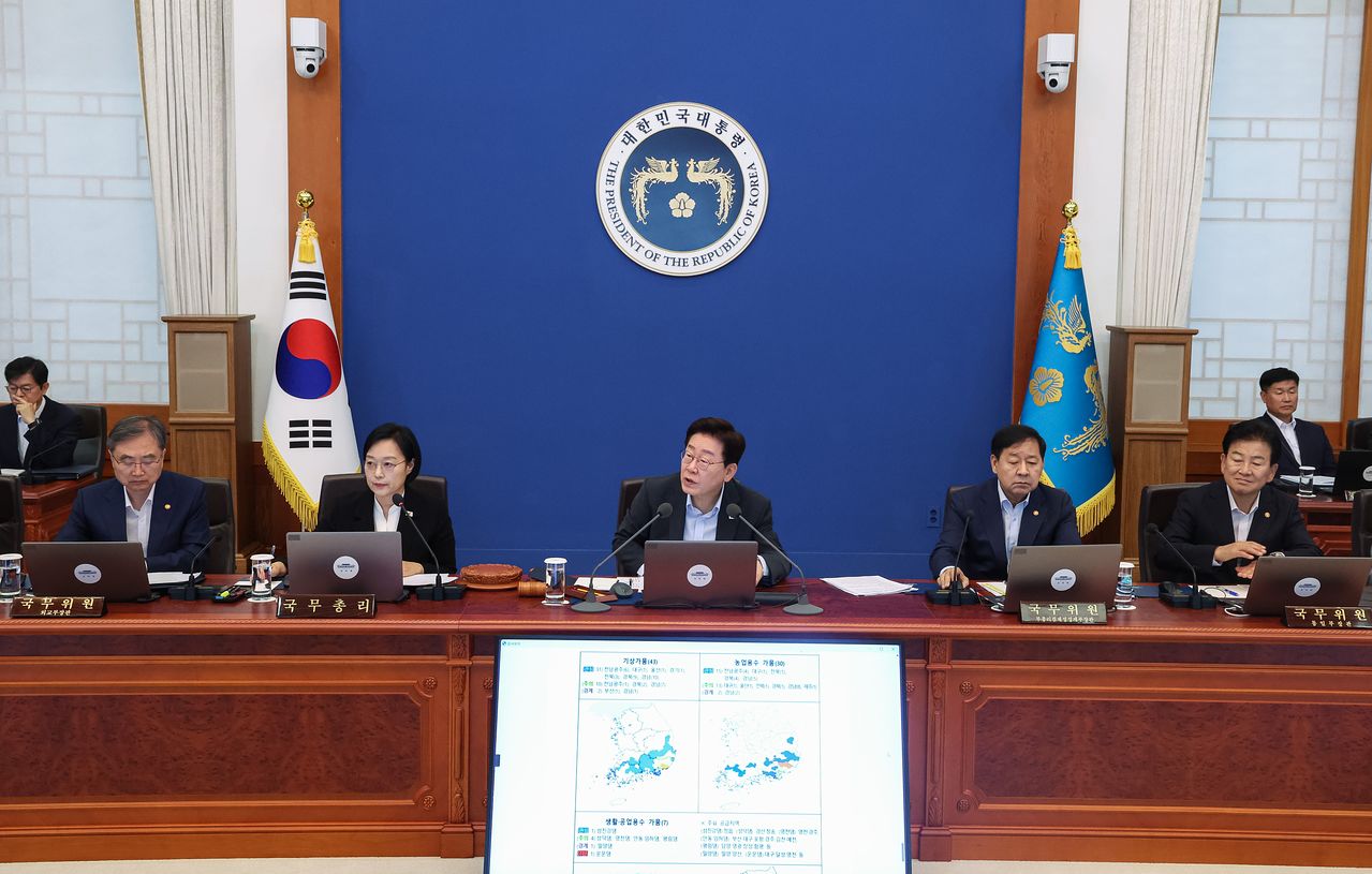 이재명 대통령은 4일 국무회의에서 거부권 행사 없이 형사소송법 개정안을 의결하면서도 경찰의 수사권 독점 등에 대한 우려를 막기 위한 보완 입법 가능성을 시사했다. 청와대통신사진기자단