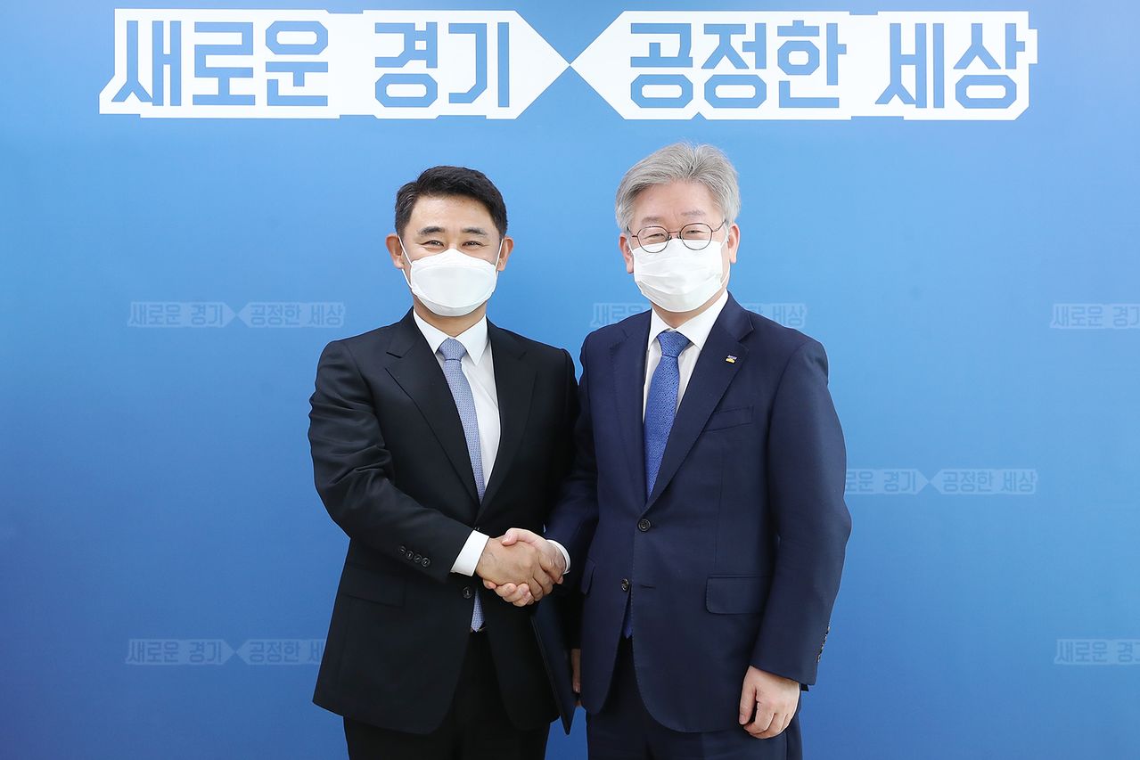 2020년 11월10일 이재명 경기도지사로부터 임명장을 받고 있는 박병국(왼쪽) 경기도시장상권진흥원 상임이사. 사진 경기도홈페이지