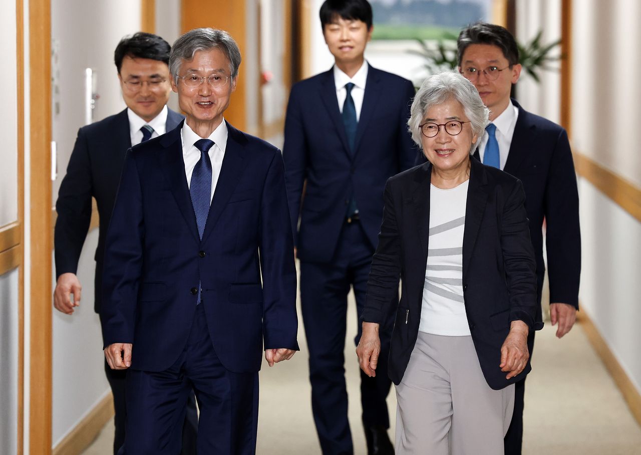 조희대 대법원장, 박은정 대법관 후보 추천위원회 위원장이 4일 오후 서울 서초구 대법원에서 열린 후보 추천위원회 회의에 입장하고 있다. 뉴스1