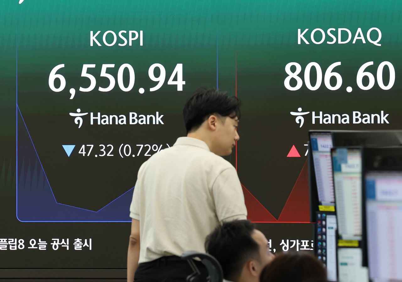 6일 서울 중구 하나은행 딜링룸에 코스피, 코스닥 지수가 표시돼있다. 연합뉴스
