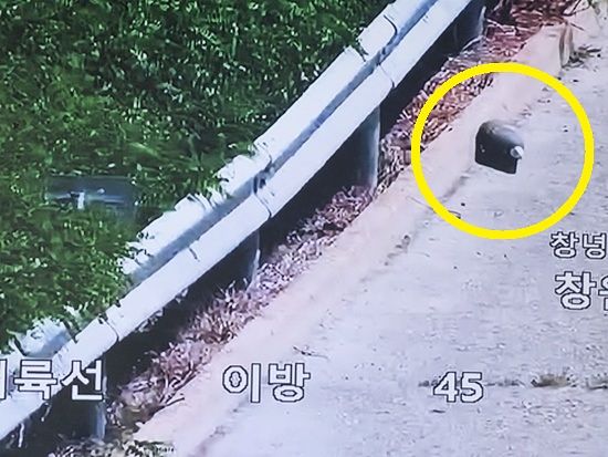 창녕 중부내륙고속도로서 발견된 포탄 모습. 사진 경남경찰청