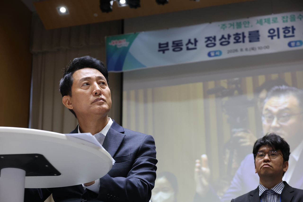 오세훈 서울시장이 6일 서울시청에서 열린 '부동산 정상화를 위한 시민 대토론회'에서 참석자의 발언을 경청하고 있다. [연합뉴스]