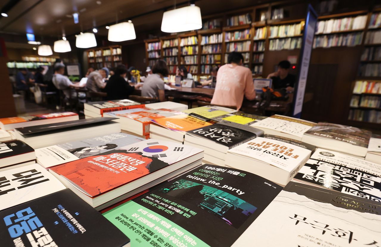 기록적인 폭염이 이어진 28일 서울 종로구 광화문 교보문고를 찾은 시민들이 책을 읽고 있다. 뉴스1