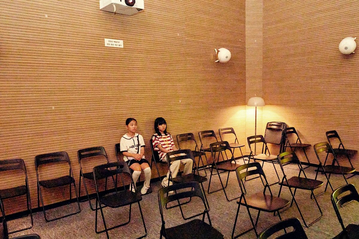 의정부음악도서관 오디오룸에서 돌비애트모스 기술로 음악을 감상 중인 소중 학생기자단.