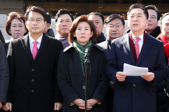 2025년 2월 17일 서울 종로구 헌법재판소 앞에서 국민의힘 윤상현, 나경원, 김기현 의원을 비롯한 당시 여당 의원들이 윤석열 대통령 최소한 방어권 보장 촉구 및 불공정성 규탄과 관련해 헌법재판소 사무처장을 면담하기 전 기자회견을 하고 있다. 연합뉴스