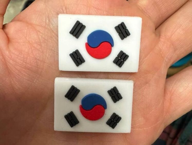국내 전통시장의 유통되고 있는 슬리퍼에는 엉터리 태극기 모양이 붙은 액세서리가 판매되고 있다. 태극의 색깔이 위아래가 바뀌었다. 사진 서경덕 교수 SNS  
