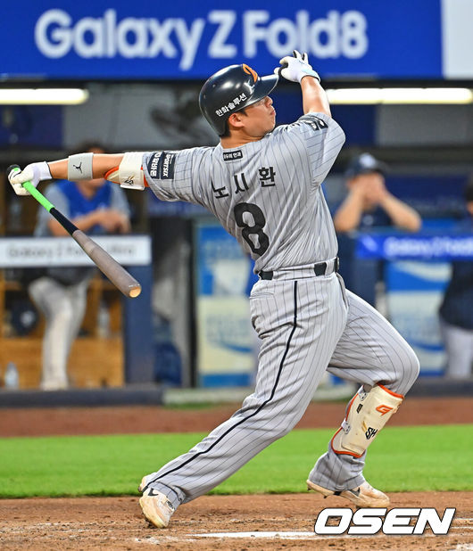 [OSEN=대구, 이석우 기자] 4일 대구삼성라이온즈파크에서 2026 신한 SOL KBO 리그 삼성 라이온즈와 한화 이글스의 경기가 열렸다. 홈팀 삼성은 양창섭이, 방문팀 한화는 왕옌청이 선발 출전했다. 한화 이글스 노시환이 5회초 우중간 2루타를 치고 있다. 2026.08.04 / foto0307@osen.co.kr