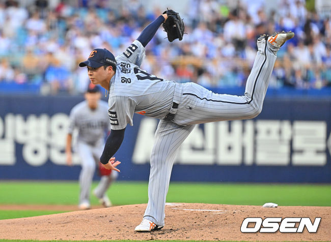 [OSEN=대구, 이석우 기자] 4일 대구삼성라이온즈파크에서 2026 신한 SOL KBO 리그 삼성 라이온즈와 한화 이글스의 경기가 열렸다. 홈팀 삼성은 양창섭이, 방문팀 한화는 왕옌청이 선발 출전했다. 한화 이글스 선발 투수 왕옌청이 역투하고 있다. 2026.08.04 / foto0307@osen.co.kr