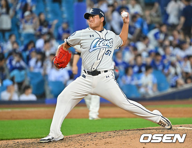 [OSEN=대구, 이석우 기자] 4일 대구삼성라이온즈파크에서 2026 신한 SOL KBO 리그 삼성 라이온즈와 한화 이글스의 경기가 열렸다. 홈팀 삼성은 양창섭이, 방문팀 한화는 왕옌청이 선발 출전했다. 삼성 라이온즈 이승현이 역투하고 있다. 2026.08.04 / foto0307@osen.co.kr