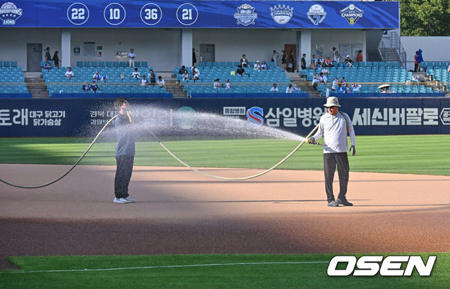 [OSEN=대구, 이석우 기자] 4일 대구삼성라이온즈파크에서 2026 신한 SOL KBO 리그 삼성 라이온즈와 한화 이글스의 경기가 열린다. 홈팀 삼성은 양창섭이, 방문팀 한화는 왕옌청이 선발 출전한다. 대구삼성라이온즈파크 관계자들이 뜨거워진 그라운드를 물을 뿌려 식히고 있다. 2026.08.04 / foto0307@osen.co.kr