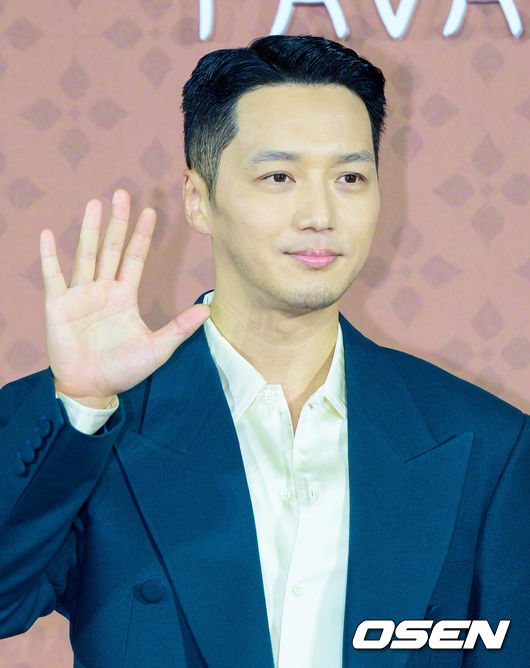 [OSEN=지형준 기자] 12일 오전 서울 강남구 삼성동 메가박스 코엑스에서 넷플릭스 영화 '파반느' 제작보고회가 열렸다.세 청춘의 삶과 사랑을 그린 달콤하고도 씁쓸한 스토리, 고아성, 변요한, 문상민의 매력적인 케미스트리, 이종필 감독만의 독창적이고 섬세한 시선으로 담아낸 청춘 멜로로 모두의 마음을 적실 영화 '파반느'는 20일공개된다.배우 변요한이 포토타임을 하고  있다. 2026.02.12 /jpnews@osen.co.kr