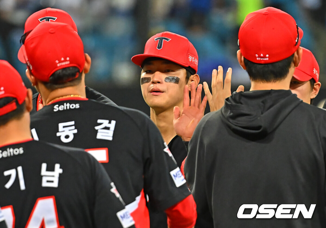 [OSEN=대구, 이석우 기자] 29일 대구삼성라이온즈파크에서 2026 신한 SOL KBO 리그 삼성 라이온즈와 KIA 타이거즈의 경기가 열렸다.홈팀 삼성은 양창섭이, 방문팀 KIA는 시라카와가 선발 출전했다.KIA 타이거즈 김도영이 삼성 라이온즈에 9-4로 승리한 후 하이파이브를 하고 있다. 2026.07.29 / foto0307@osen.co.kr