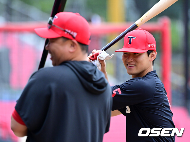 [OSEN=광주, 지형준 기자] 18일 광주-기아 챔피언스필드에서 2026 신한 SOL KBO리그 KIA 타이거즈와 LG 트윈스의 경기가 열렸다.KIA는 좌완 양현종, LG는 외인투수 톨허스트를 선발로 내세웠다.경기에 앞서 KIA 이범호 감독과 김도영이 대화를 나누며 미소짓고 있다. 2026.06.18 / jpnews@osen.co.kr