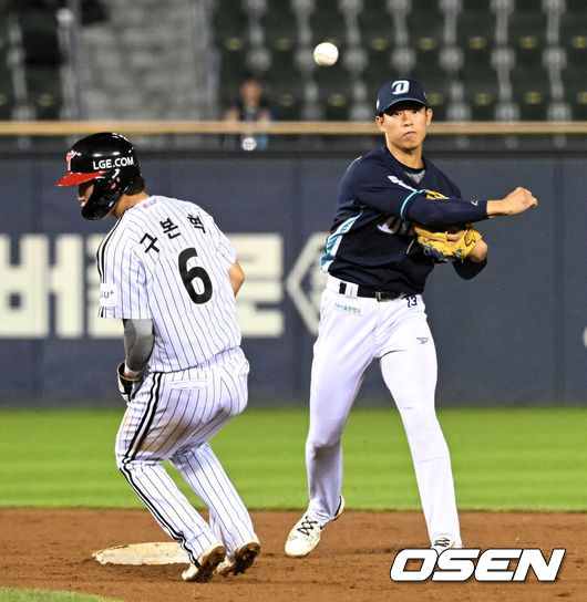 [OSEN=잠실, 이대선 기자] 23일 서울 잠실야구장에서 2026 신한 SOL KBO리그 LG 트윈스와 NC 다이노스의 경기가 열렸다.이날 LG는 웰스, NC는 테일러를 선발로 내세웠다.7회말 무사 1,2루에서 NC 김한별이 LG 박동원을 병살타로 처리하고 있다. 2026.07.23 /sunday@osen.co.kr