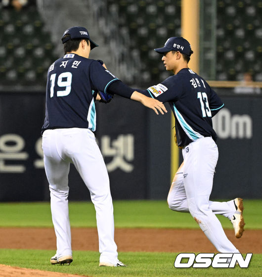 [OSEN=잠실, 이대선 기자] 23일 서울 잠실야구장에서 2026 신한 SOL KBO리그 LG 트윈스와 NC 다이노스의 경기가 열렸다.이날 LG는 웰스, NC는 테일러를 선발로 내세웠다.8회말 1사 만루에서 NC 김한별이 LG 오지환을 병살타로 처리하고 환호하고 있다. 2026.07.23 /sunday@osen.co.kr