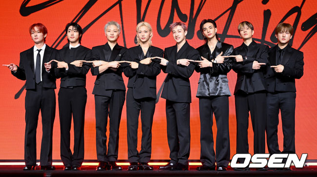[OSEN=조은정 기자]그룹 스트레이 키즈(Stray Kids)의 새 미니 앨범 'THIS & THAT'(디스 앤드 댓) 발매 기념 쇼케이스가 6일 서울 영등포구 콘래드 서울에서 열렸다.‘THIS & THAT’이라는 앨범명처럼 신보는 이것(THIS) 저것(THAT) 다 해내는 스트레이 키즈의 다재다능한 면모와 이유 있는 자신감을 담고 있다.스트레이 키즈가 포즈를 취하고 있다. 2026.08.06 /cej@osen.co.kr