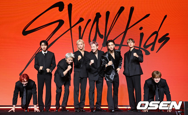 [OSEN=조은정 기자]그룹 스트레이 키즈(Stray Kids)의 새 미니 앨범 'THIS & THAT'(디스 앤드 댓) 발매 기념 쇼케이스가 6일 서울 영등포구 콘래드 서울에서 열렸다.‘THIS & THAT’이라는 앨범명처럼 신보는 이것(THIS) 저것(THAT) 다 해내는 스트레이 키즈의 다재다능한 면모와 이유 있는 자신감을 담고 있다.스트레이 키즈가 포즈를 취하고 있다. 2026.08.06 /cej@osen.co.kr