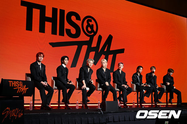 [OSEN=조은정 기자]그룹 스트레이 키즈(Stray Kids)의 새 미니 앨범 'THIS & THAT'(디스 앤드 댓) 발매 기념 쇼케이스가 6일 서울 영등포구 콘래드 서울에서 열렸다.‘THIS & THAT’이라는 앨범명처럼 신보는 이것(THIS) 저것(THAT) 다 해내는 스트레이 키즈의 다재다능한 면모와 이유 있는 자신감을 담고 있다.스트레이 키즈가 질의응답 시간을 갖고 있다. 2026.08.06 /cej@osen.co.kr