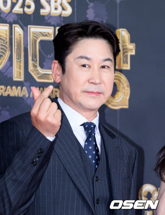 [OSEN=이대선 기자] 31일 오후 서울 마포구 SBS프리즘타워에서 ‘2025 SBS 연기대상’ 레드카펫 행사가 열렸다.‘2025 SBS 연기대상’은 장르를 초월한 연기 신들의 각축전이 예고된 가운데, 고현정, 한지민, 윤계상, 이제훈, 박형식이 대상 후보로 이름을 올렸다.방송인 신동엽이 포토타임을 가지고 있다. 2025.12.31 /sunday@osen.co.kr
