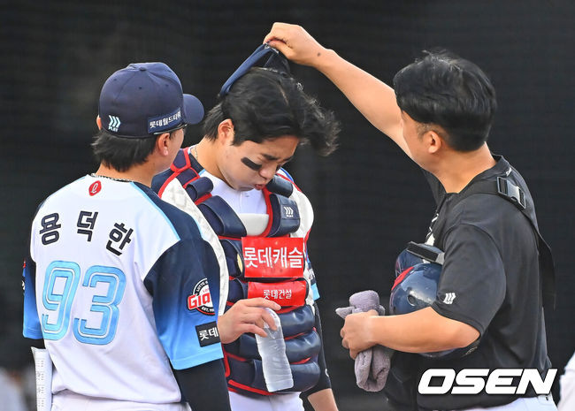 [OSEN=부산, 이석우 기자] 31일 부산 사직야구장에서 2026 신한 SOL KBO 리그 롯데 자이언츠와 삼성 라이온즈의 경기가 열렸다. 홈팀 롯데는 김진욱이, 방문팀 삼성은 원태인이 선발 출전했다.롯데 자이언츠 손성빈이 2회초 수비 도중 어지럼증을 호소하고 있다. 2026.07.31 / foto0307@osen.co.kr