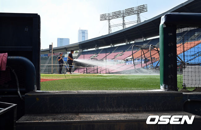[OSEN=잠실, 조은정 기자]1일 서울 잠실야구장에서 2026 신한 SOL KBO리그 두산 베어스와 LG 트윈스의 경기가 열린다.이날 두산은 곽빈, LG는 카라스코를 선발로 내세웠다. 그라운드 정비 요원들이 선수단 훈련 전 그라운드에 물을 뿌리고 있다. 2026.08.01 /cej@osen.co.kr