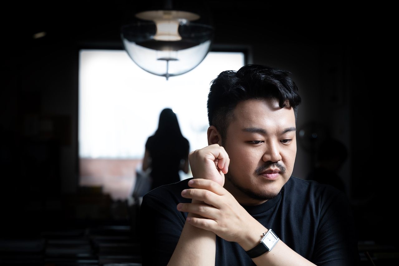 박상영 작가가 지난달 15일 서울 종로구 한 카페에서 중앙일보와 인터뷰하는 모습. 권혁재 사진전문기