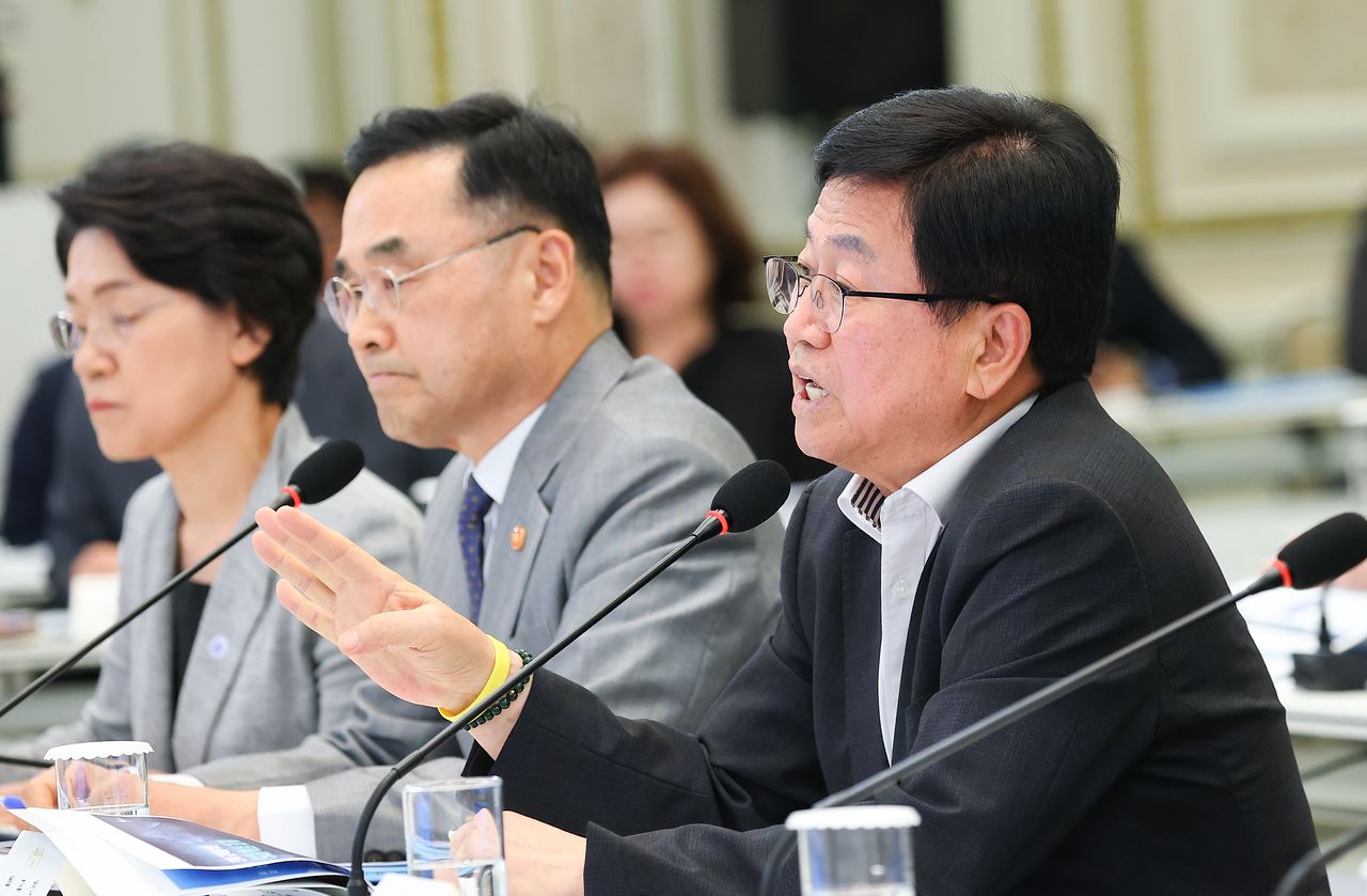 5일 청와대 영빈관에서 열린 교육부·국가교육위원회 업무보고에서 최교진 교육부 장관이 발언하고 있다. 사진 청와대통신사진기자단 