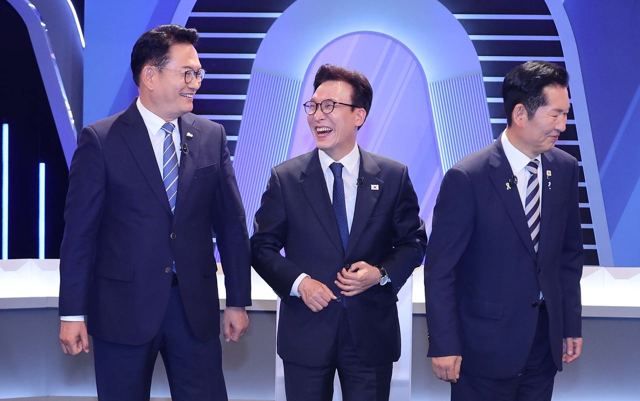 더불어민주당 송영길(왼쪽부터), 김민석, 정청래 당대표 후보가 5일 서울 여의도 KBS에서 열린 2차 TV토론회에 앞서 포즈를 취하고 있다. 뉴스1